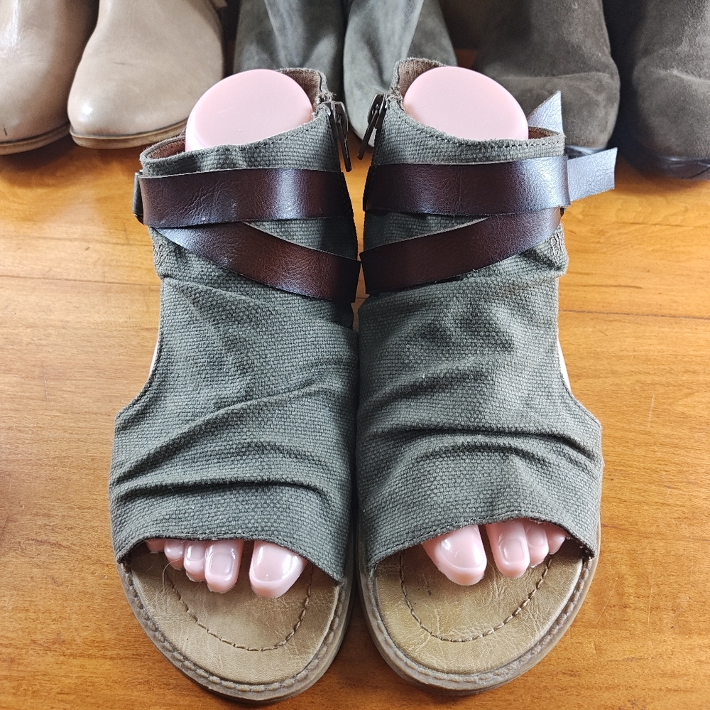 Blowfish Malibu fabric Green  Gladiator Sandals Women's Size…8